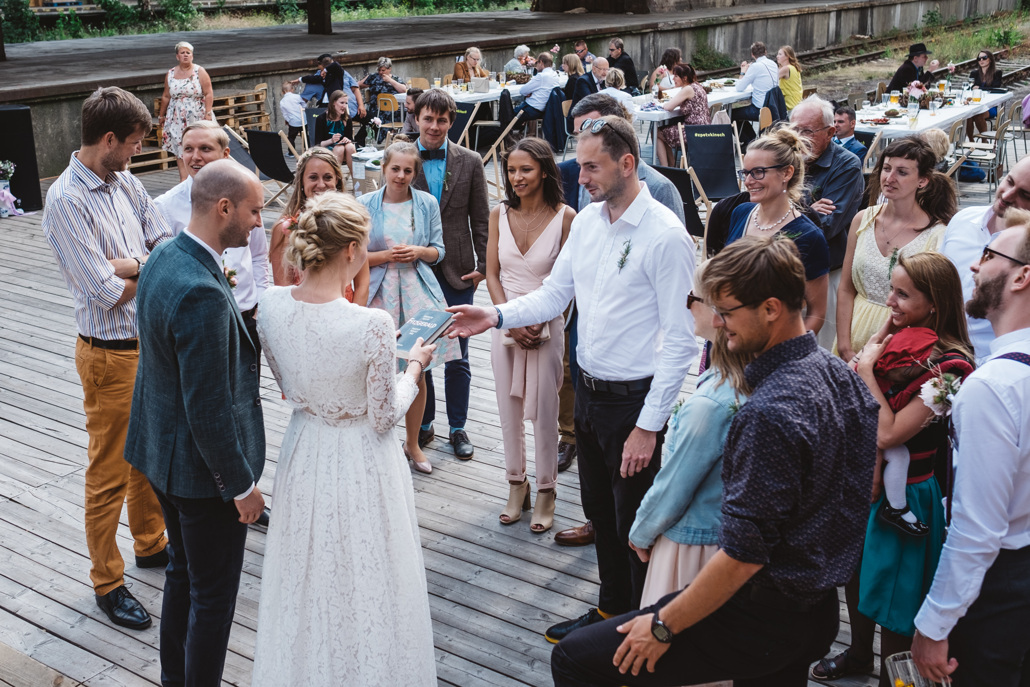 Svatba na nákladovém nádraží Žižkov Fotograf Vojtěch Láznička